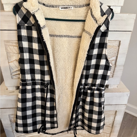 DOUBLJU Women’s fleece lined black and white zip up vest. Size M. EUC. - Picture 5 of 9
